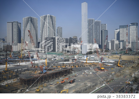 日本の東京都市景観「骨組みなどが姿を現した選手村などを望む」関連写真検索キーワードは、五輪村関連写 38383372