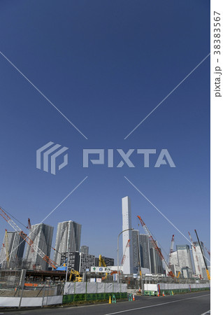 日本の東京都市景観「骨組みなどが姿を現した選手村などを望む」関連写真検索キーワードは、五輪村関連写 38383567