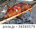 フィリピン名物・豚の丸焼き(レチョン) 38383579