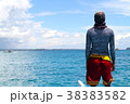 フィリピン・セブ島北部にあるマラパスクア島から海を見つめる青年 38383582
