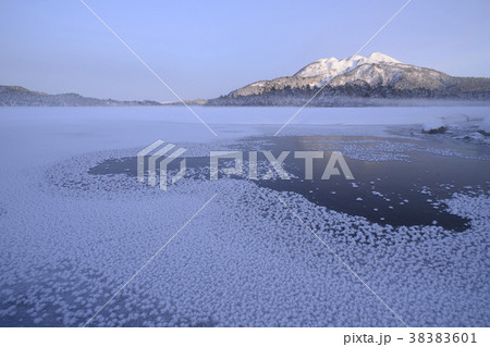 残雪の朝霞と尾瀬沼3 残雪の朝霞と尾瀬沼3 38383601