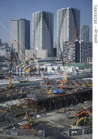 日本の東京都市景観「骨組みなどが姿を現した選手村などを望む」関連写真検索キーワードは、五輪村関連写真 38383991