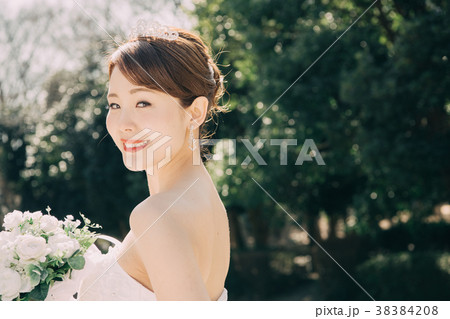 ティアラをつけた花嫁　ウエディングドレスの女性 38384208