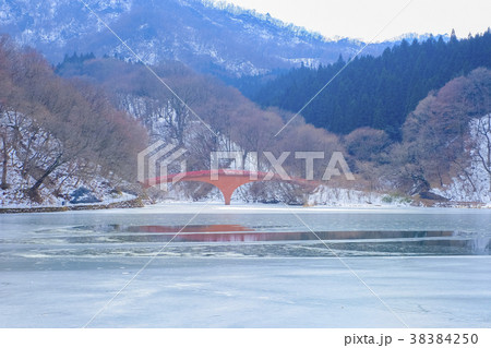 冬の碓氷湖と赤いほほえみ橋 冬の碓氷湖と赤いほほえみ橋 38384250