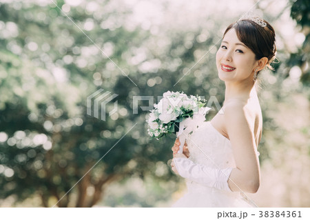 ウエディングドレスの女性　ブライダル　花嫁 38384361