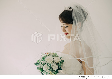 ティアラをつけた花嫁 ウエディングドレスの女性 ティアラをつけた花嫁 ウエディングドレスの女性 38384502