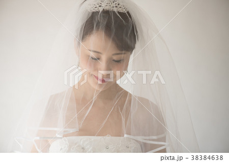 ウエディングドレスの女性　ブライダル 38384638