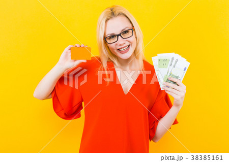Blonde woman with credit card and cash Blonde woman with credit card and cash 38385161
