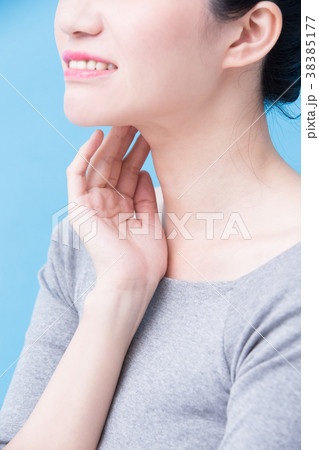 women with thyroid gland problem 38385177