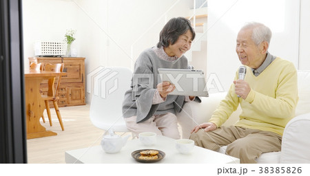 歌うシニア　 38385826
