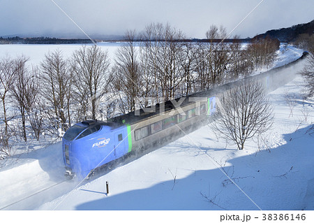 冬の北海道七飯町大沼公園周辺の函館本線を走るＪＲ振り子特急の風景を撮影 38386146