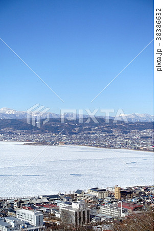 御神渡りが走る諏訪湖【立石公園より撮影】 38386632