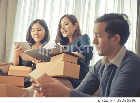 Start up team packing boxes to send to customer Start up team packing boxes to send to customer 38386890