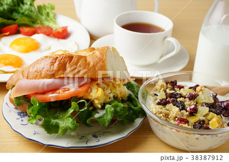 サンドイッチ　朝食 38387912