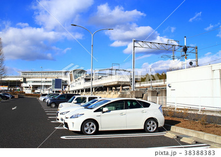 駅前駐車場に駐車する車 38388383