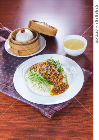 dried noodles 38388625