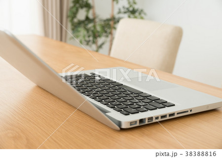 ダイニングテーブルに置いたパソコン ダイニングテーブルに置いたパソコン 38388816