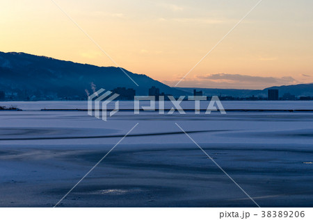 信州の風景　厳冬の諏訪湖　長野県下諏訪町 38389206