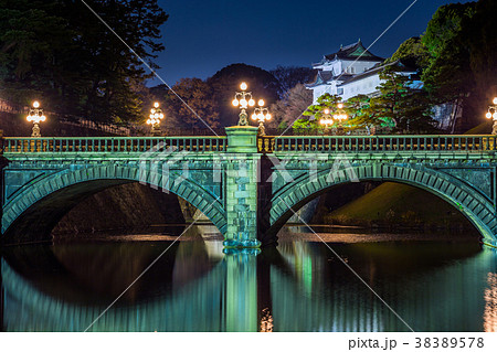 東京　皇居のライトアップ（正門石橋と伏見櫓） 38389578