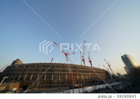 日本の東京都市景観「夕日を浴びる建設中の新国立競技場」関連写真検索キーワードは、新国立競技場関連写真 38390845