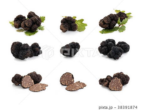 Black truffles and oak leaves. 38391874