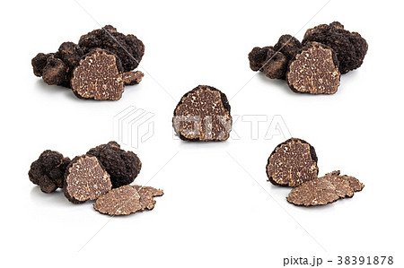 Black truffles and oak leaves. 38391878