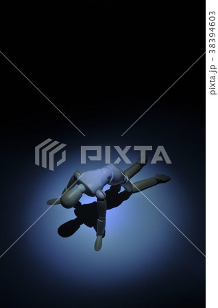 挫折　絶望　負のイメージ 38394603