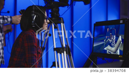 Woman giving instructions in a newsroom 38394708