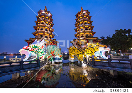 台湾 高雄 龍虎塔 蓮池潭 台湾 高雄 龍虎塔 蓮池潭 38396421
