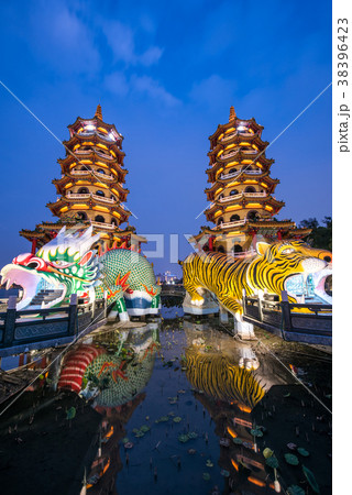 台湾 高雄 龍虎塔 蓮池潭 台湾 高雄 龍虎塔 蓮池潭 38396423