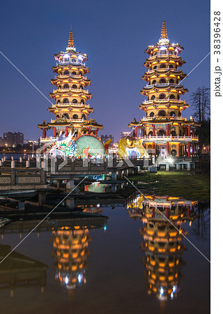 台湾　高雄　龍虎塔　蓮池潭 38396428