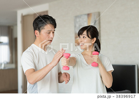 ミドル 夫婦 フィットネス リビング 自宅 イメージ 38396917