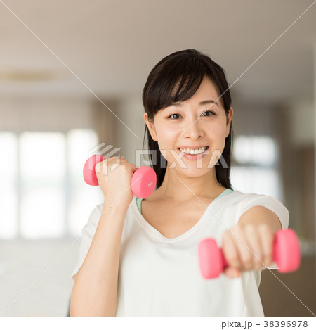 ミドル 女性 フィットネス リビング イメージ ミドル 女性 フィットネス リビング イメージ 38396978