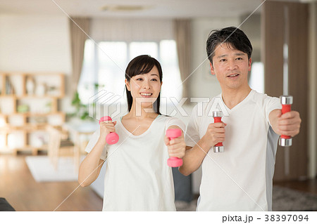 ミドル 夫婦 フィットネス リビング 自宅 イメージ ミドル 夫婦 フィットネス リビング 自宅 イメージ 38397094