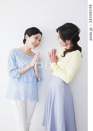 40代女性と50代女性 40代女性と50代女性 38398348
