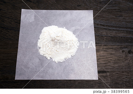 こげ茶色のテーブルにのせたパラピンの上の粉薬 38399565