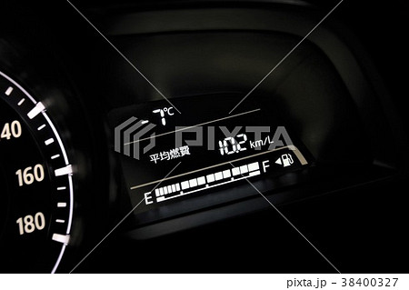 車のメーターパネル 燃費計 温度計 燃料計の写真素材