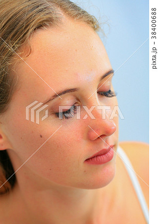 マツエクを施した女性 目瞑り右側面 の写真素材