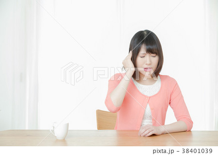 耳が痛い　難聴　中耳炎　ネガティブイメージ　体調不良　女性　ポートレート　20代　30代 38401039
