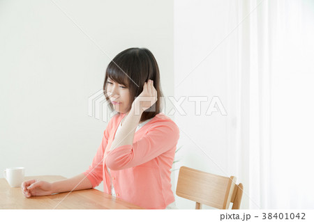 耳が痛い　難聴　中耳炎　ネガティブイメージ　体調不良　女性　ポートレート　20代　30代 38401042