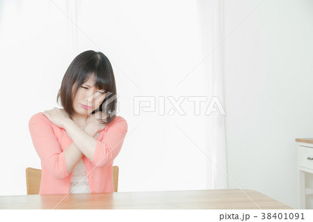 肩凝り、肩こり、筋肉痛、ネガティブイメージ、体調不良、女性、ポートレート、20代、30代 38401091