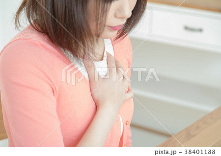 胸が苦しい　動悸息切れ　ネガティブイメージ　体調不良　女性　ポートレート　20代　30代 38401188