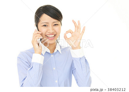 スマートフォンで通話中の女性 38403212