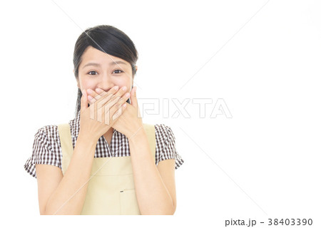 口を塞ぐ女性 口を塞ぐ女性 38403390