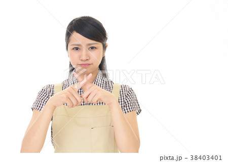 禁止の意思表示をする女性 38403401