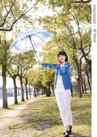 若い女性と傘 38403904