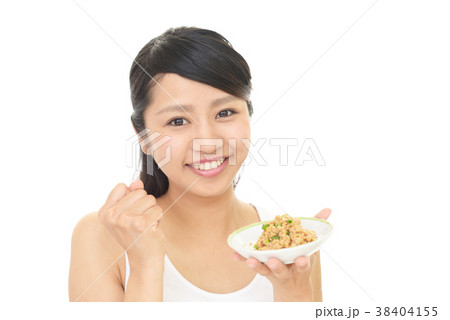 納豆を食べる女性 納豆を食べる女性 38404155