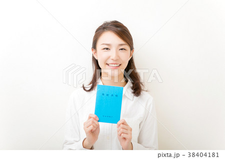 年金手帳を持つ女性 38404181
