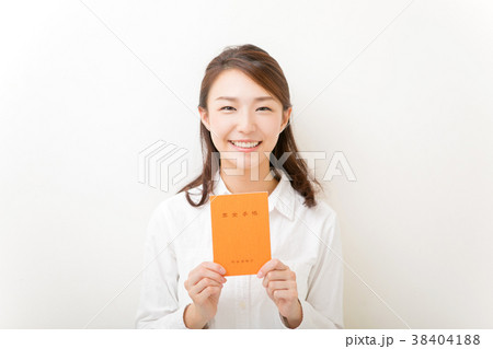 年金手帳を持つ女性 年金手帳を持つ女性 38404188