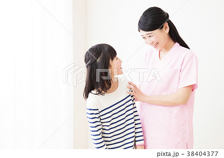 看護師　ナース　医療　女性　介護 38404377